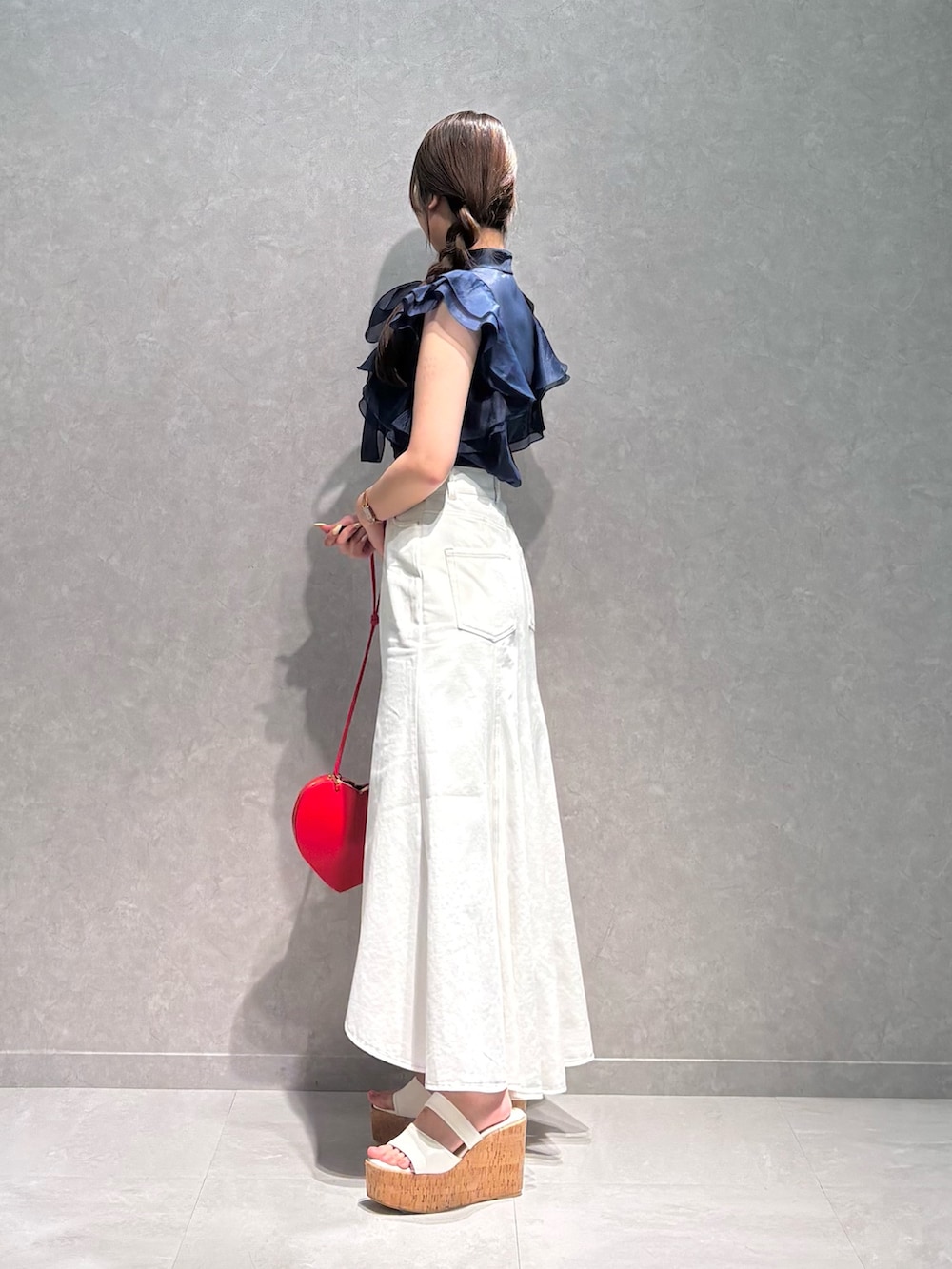 ブルー系のシャツ/ブラウス、レッド系のショルダーバッグ、ホワイト系のサンダルを着用したレディースの夏コーディネートの4枚目の写真