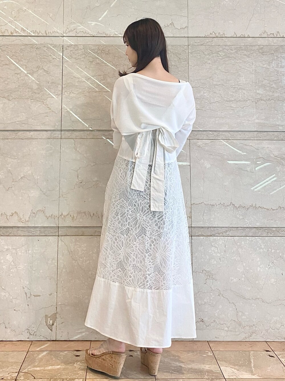 ホワイト系のワンピース、ホワイト系のカーディガン/ボレロ、その他のサンダルを着用したレディースの夏コーディネートの3枚目の写真
