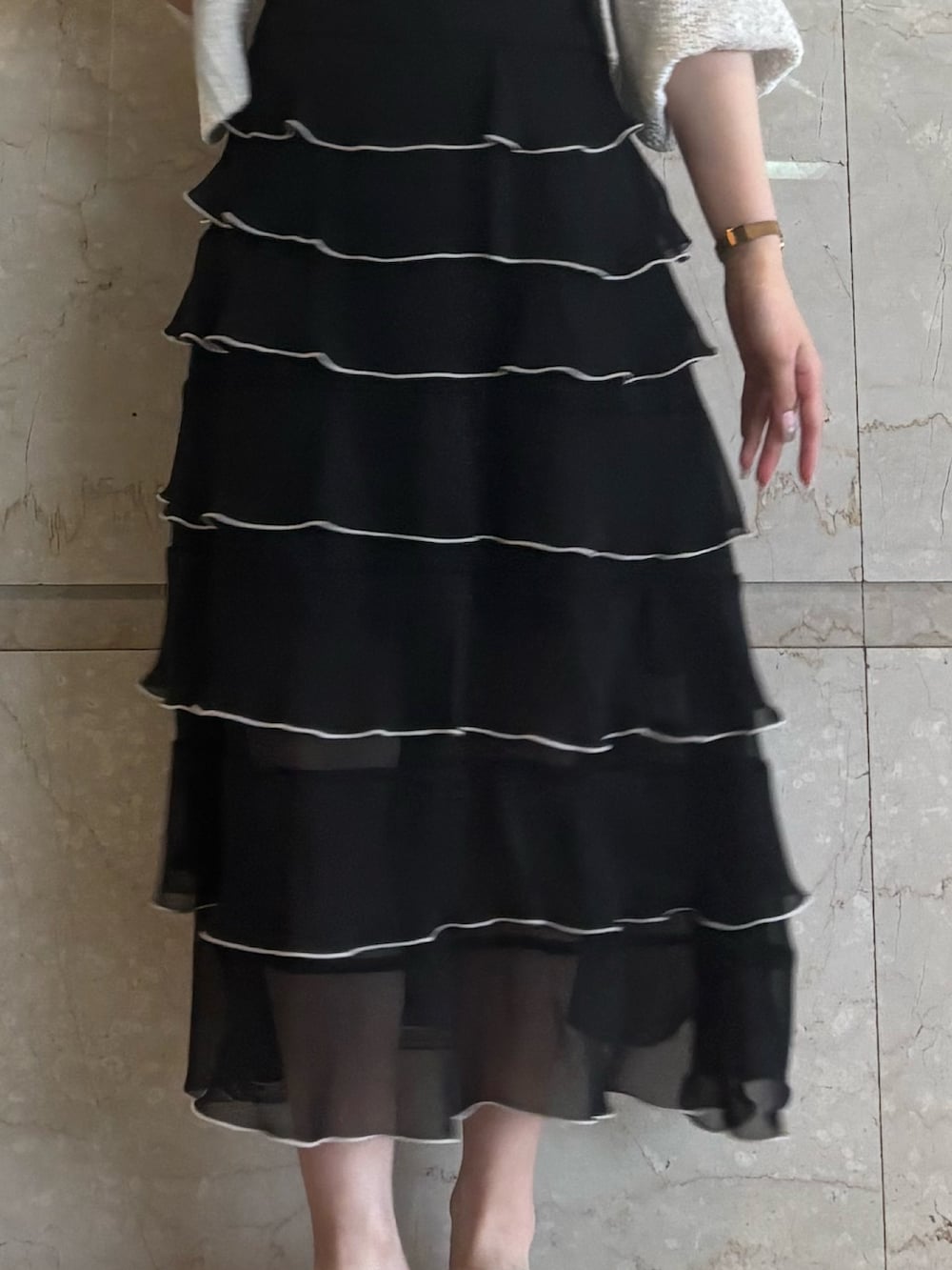 ブラック系のワンピース、その他のサンダル、ホワイト系のカーディガン/ボレロを着用したレディースの夏コーディネートの5枚目の写真