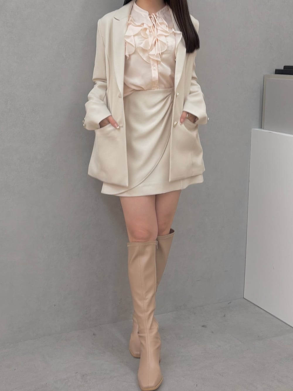 ピンク系のシャツ/ブラウス、ホワイト系のテーラードジャケット、ホワイト系のスカートを着用したレディースの冬コーディネートの5枚目の写真