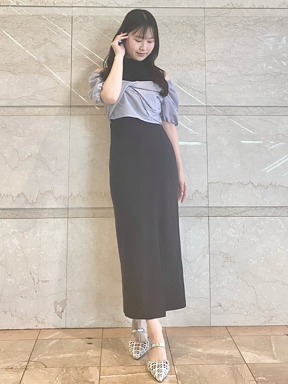 ブルー系のワンピース、シルバー系のパンプスを着用したレディースの春コーディネートの2枚目の写真