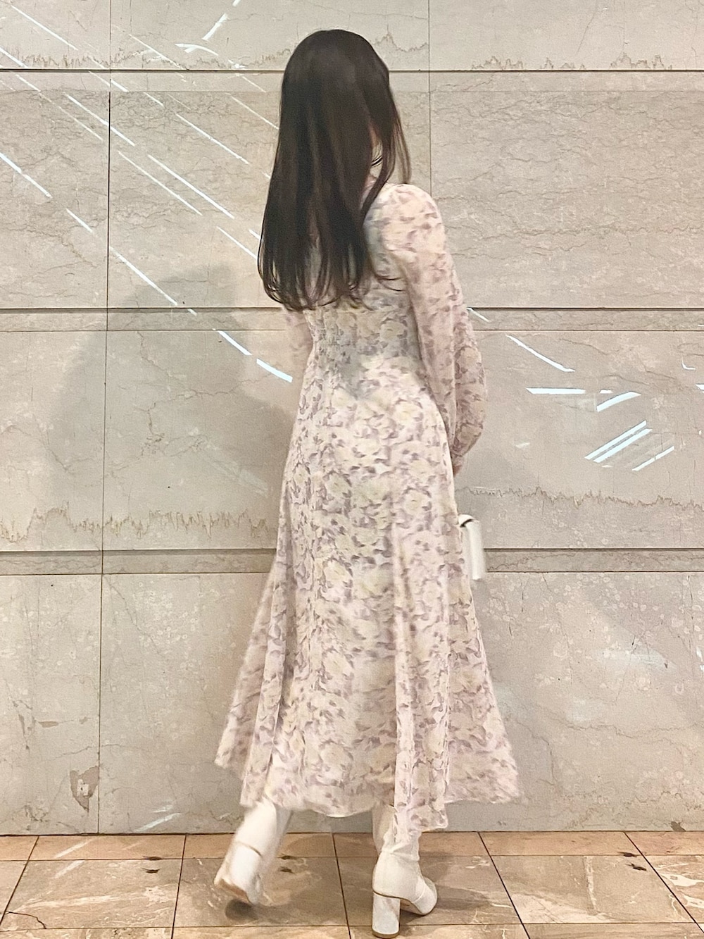 パープル系のワンピース、ホワイト系のブーツ、ホワイト系のショルダーバッグを着用したレディースの冬コーディネートの4枚目の写真