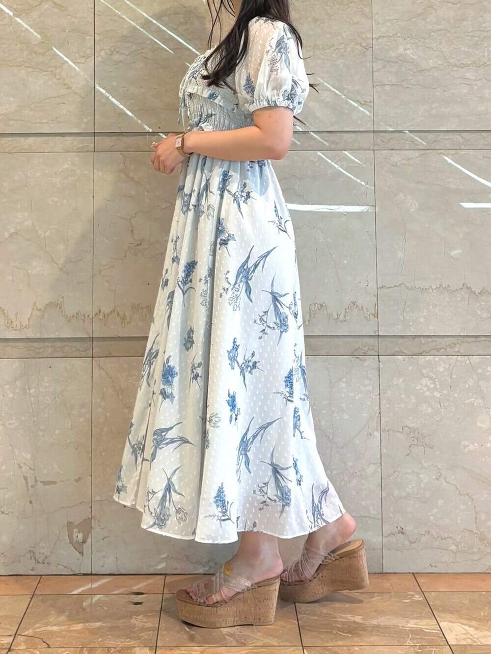 その他のサンダル、グレー系のワンピースを着用したレディースの春コーディネートの3枚目の写真