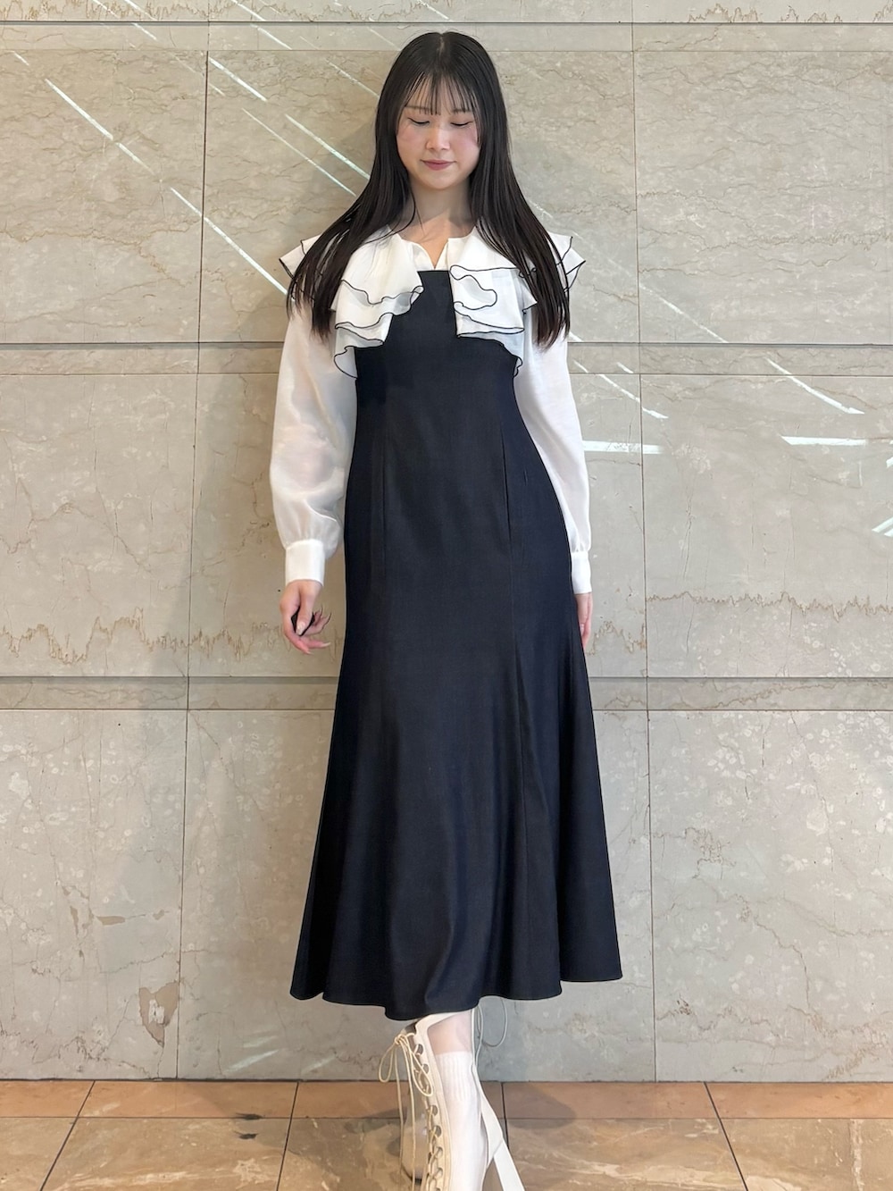 「MERCURYDUOのボリュームラッフル配色ドッキングワンピース（ワンピース、ブルー系）」を使った、NANAさん（レディース・155cm）の春コーディネートの2枚目の写真