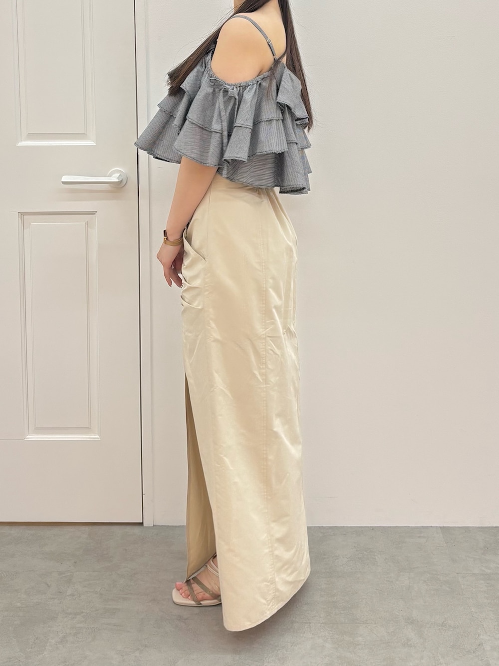 ホワイト系のスカート、ホワイト系のサンダル、その他のシャツ/ブラウスを着用したレディースの夏コーディネートの3枚目の写真