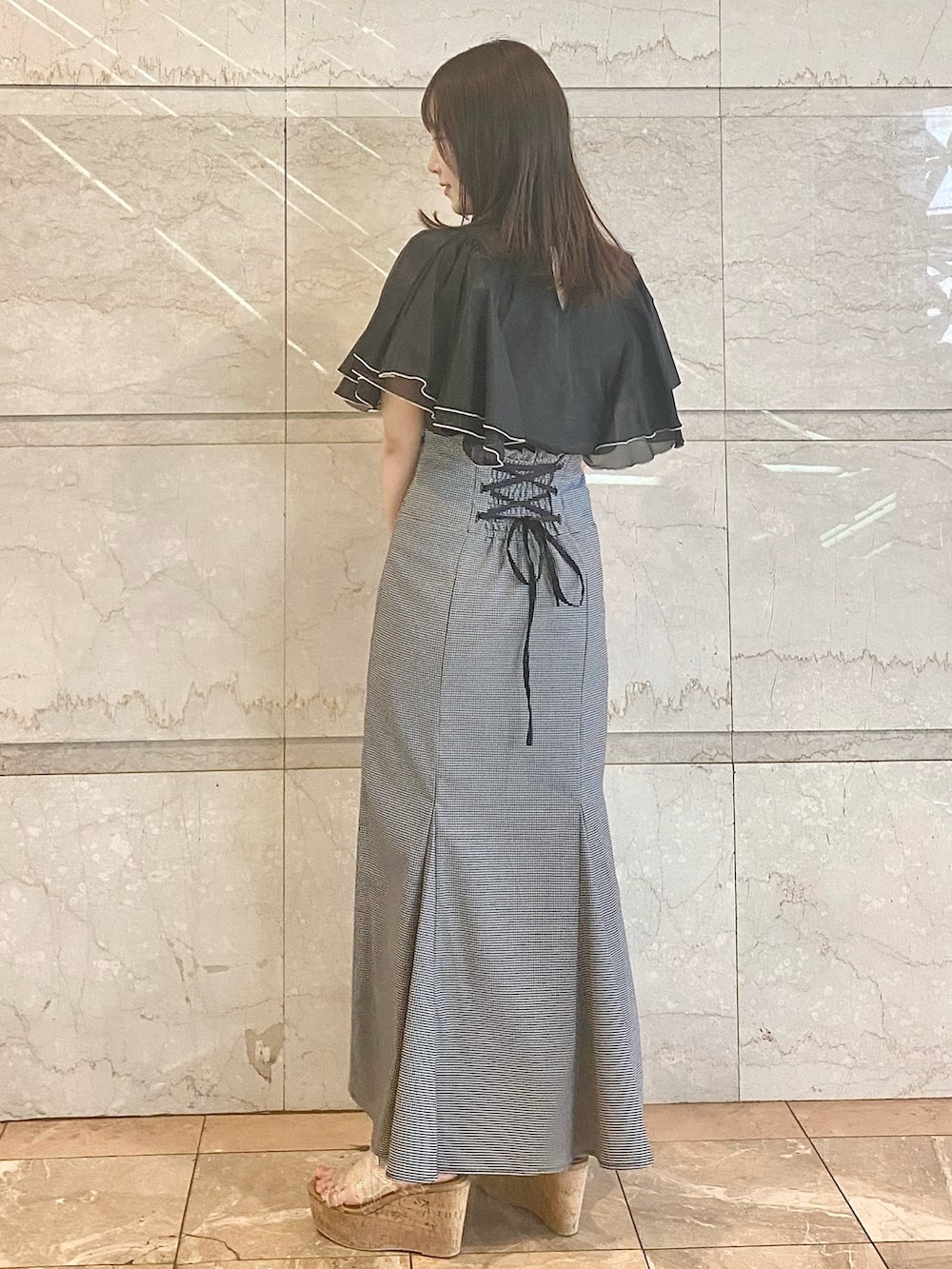 その他のスカート、その他のサンダル、ブラック系のシャツ/ブラウスを着用したレディースの春コーディネートの3枚目の写真