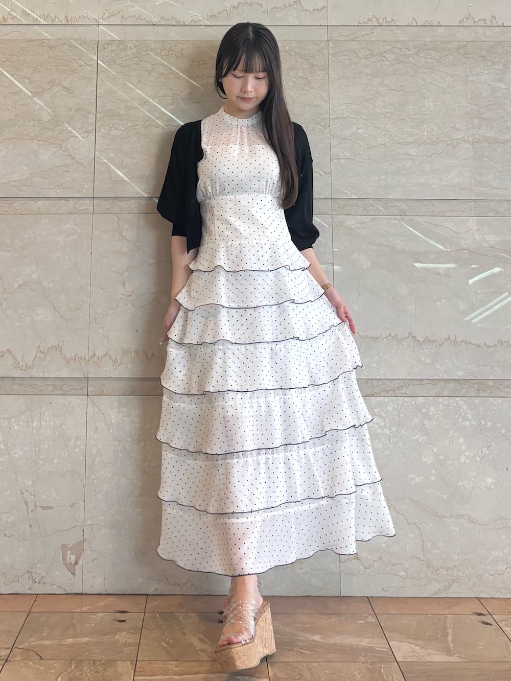 その他のワンピース、その他のサンダル、ブラック系のカーディガン/ボレロを着用したレディースの夏コーディネートの2枚目の写真