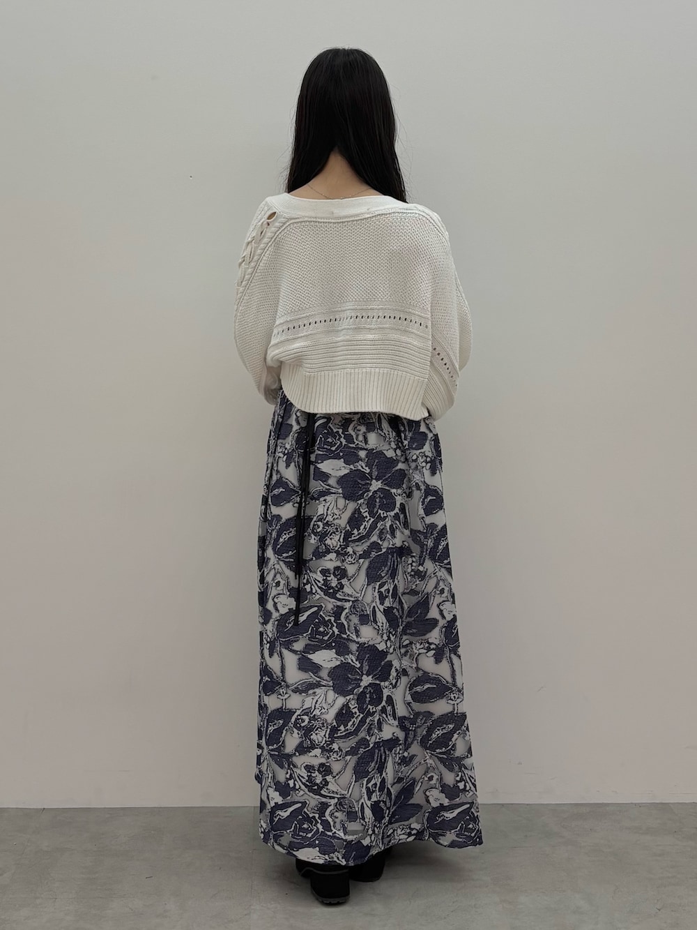 ブルー系のワンピース、ブラウン系のブーツ、ホワイト系のカーディガン/ボレロを着用したレディースの秋コーディネートの5枚目の写真