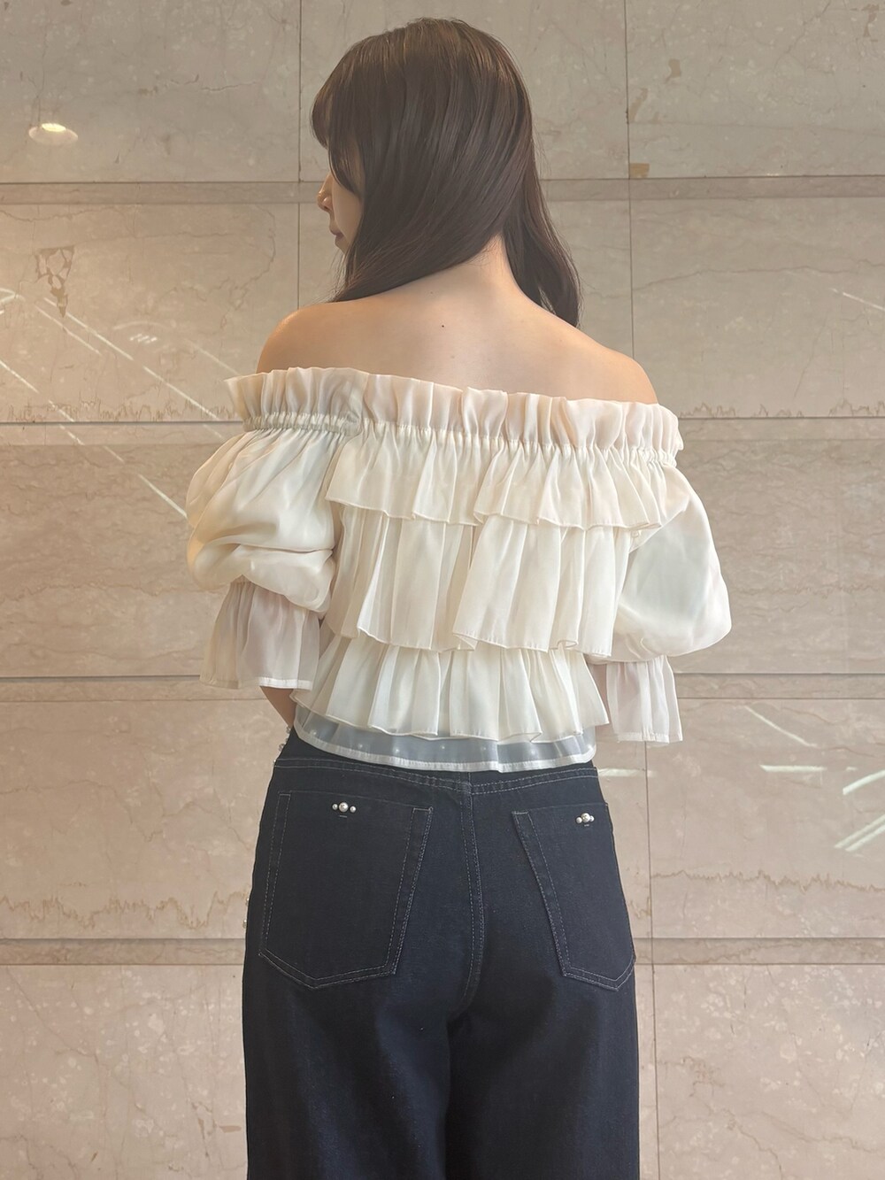 ブルー系のデニムパンツ、その他のサンダル、ホワイト系のシャツ/ブラウスを着用したレディースの夏コーディネートの4枚目の写真