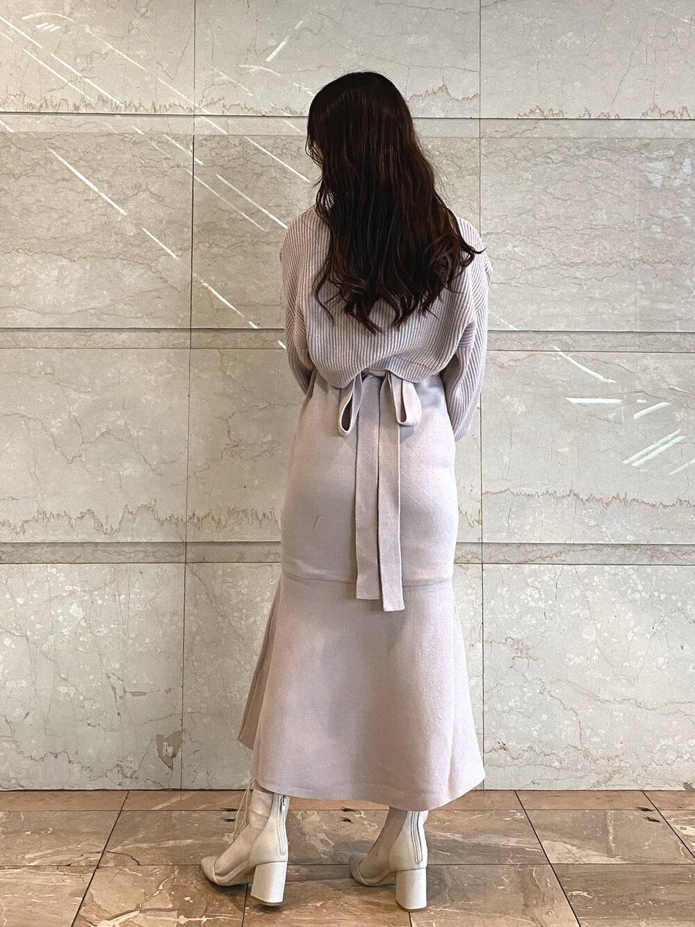 ピンク系のワンピース、ホワイト系のブーツを着用したレディースの秋コーディネートの5枚目の写真