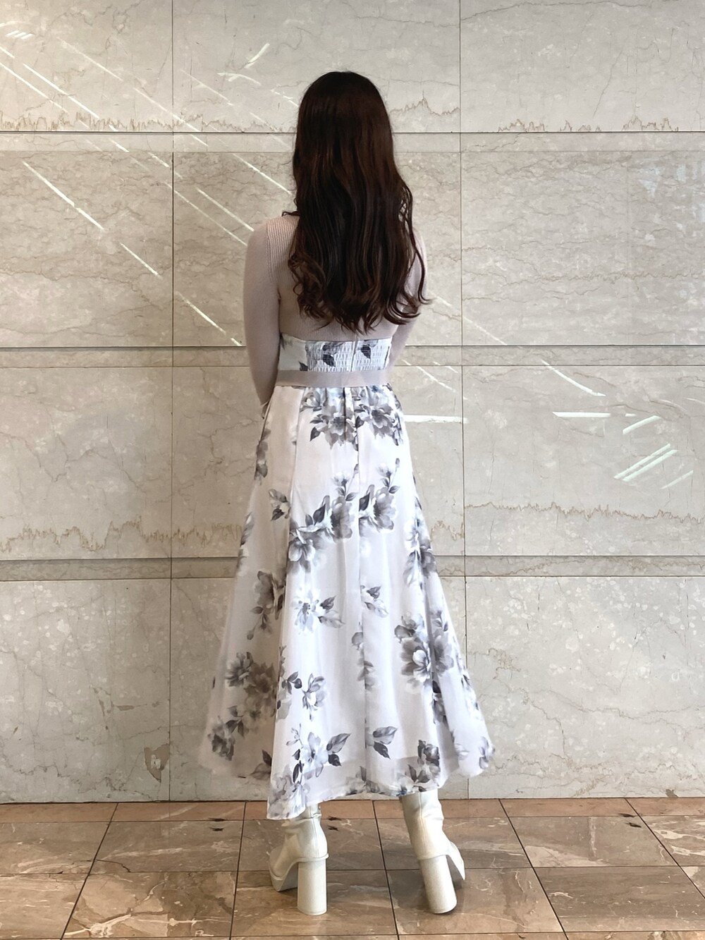 ベージュ系のワンピース、ホワイト系のブーツ、ベージュ系のテーラードジャケットを着用したレディースの秋コーディネートの7枚目の写真