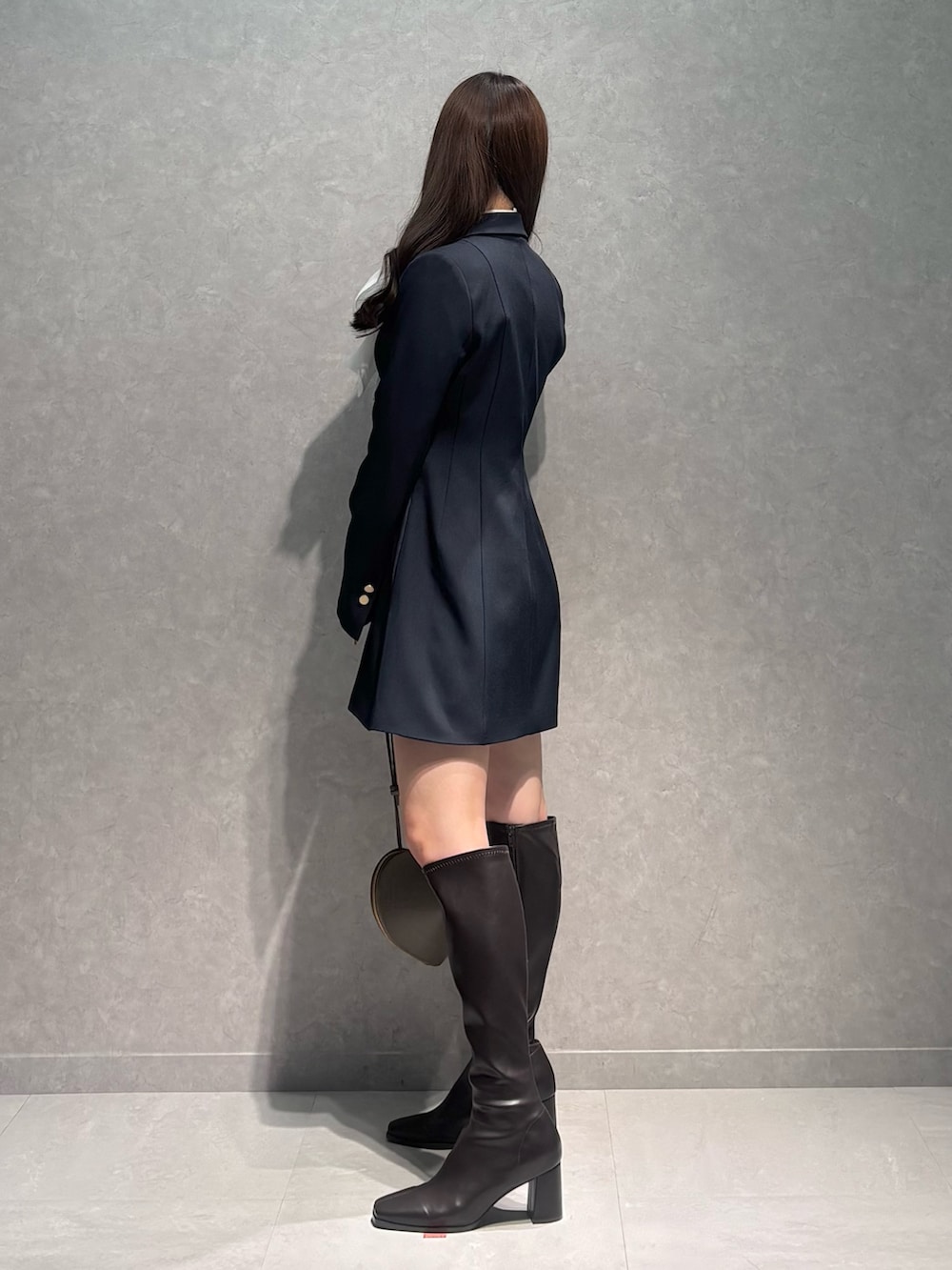 ブルー系のワンピース、ブラウン系のブーツ、ホワイト系のシャツ/ブラウスを着用したレディースの冬コーディネートの3枚目の写真