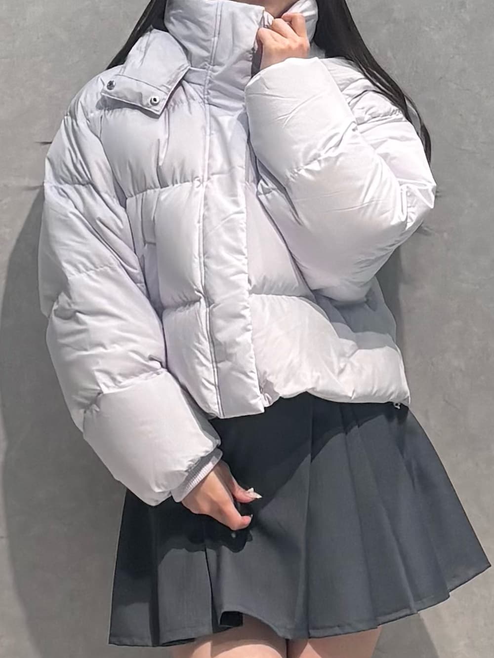 グレー系のスカート、ブラック系のブーツ、グレー系のカーディガン/ボレロを着用したレディースの秋コーディネートの2枚目の写真