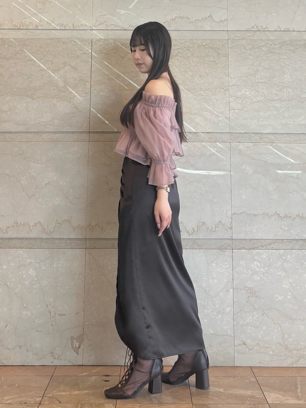 ブラウン系のスカート、ピンク系のシャツ/ブラウス、ブラウン系のブーツを着用したレディースの夏コーディネートの3枚目の写真