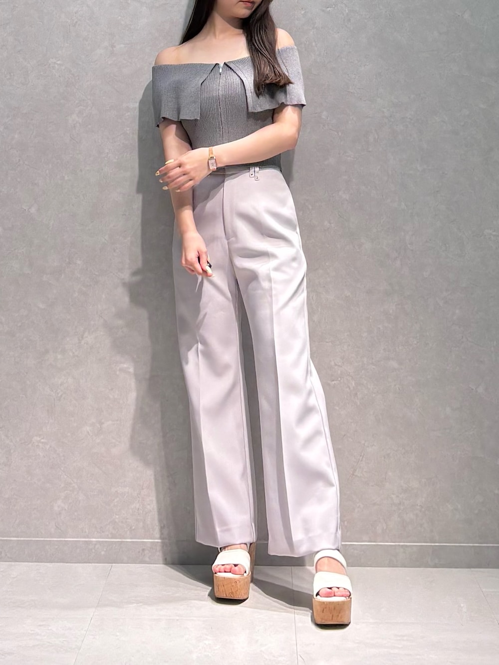 グレー系のつなぎ/オールインワン、グレー系のニット/セーター、ホワイト系のサンダルを着用したレディースの夏コーディネートの2枚目の写真