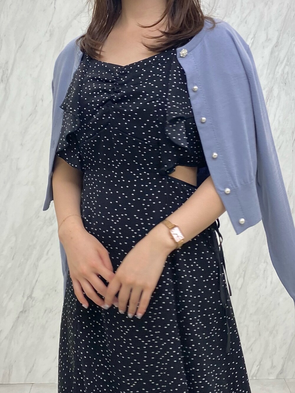 ブラック系のワンピース、ブルー系のカーディガン/ボレロ、ブラック系のサンダルを着用したレディースの夏コーディネートの4枚目の写真
