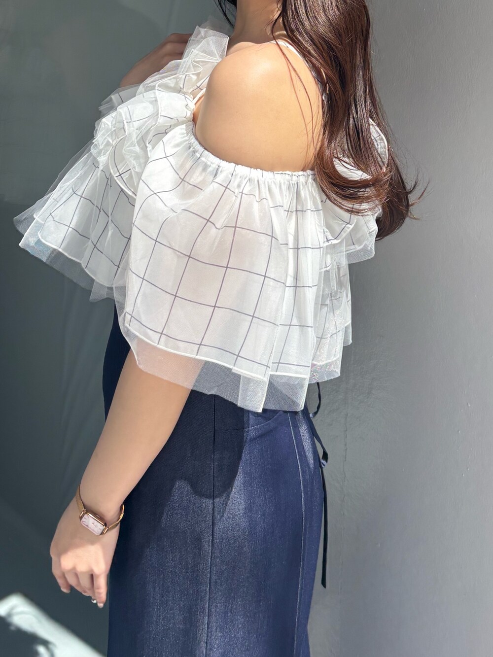 ブルー系のスカート、その他のシャツ/ブラウスを着用したレディースの春コーディネートの7枚目の写真