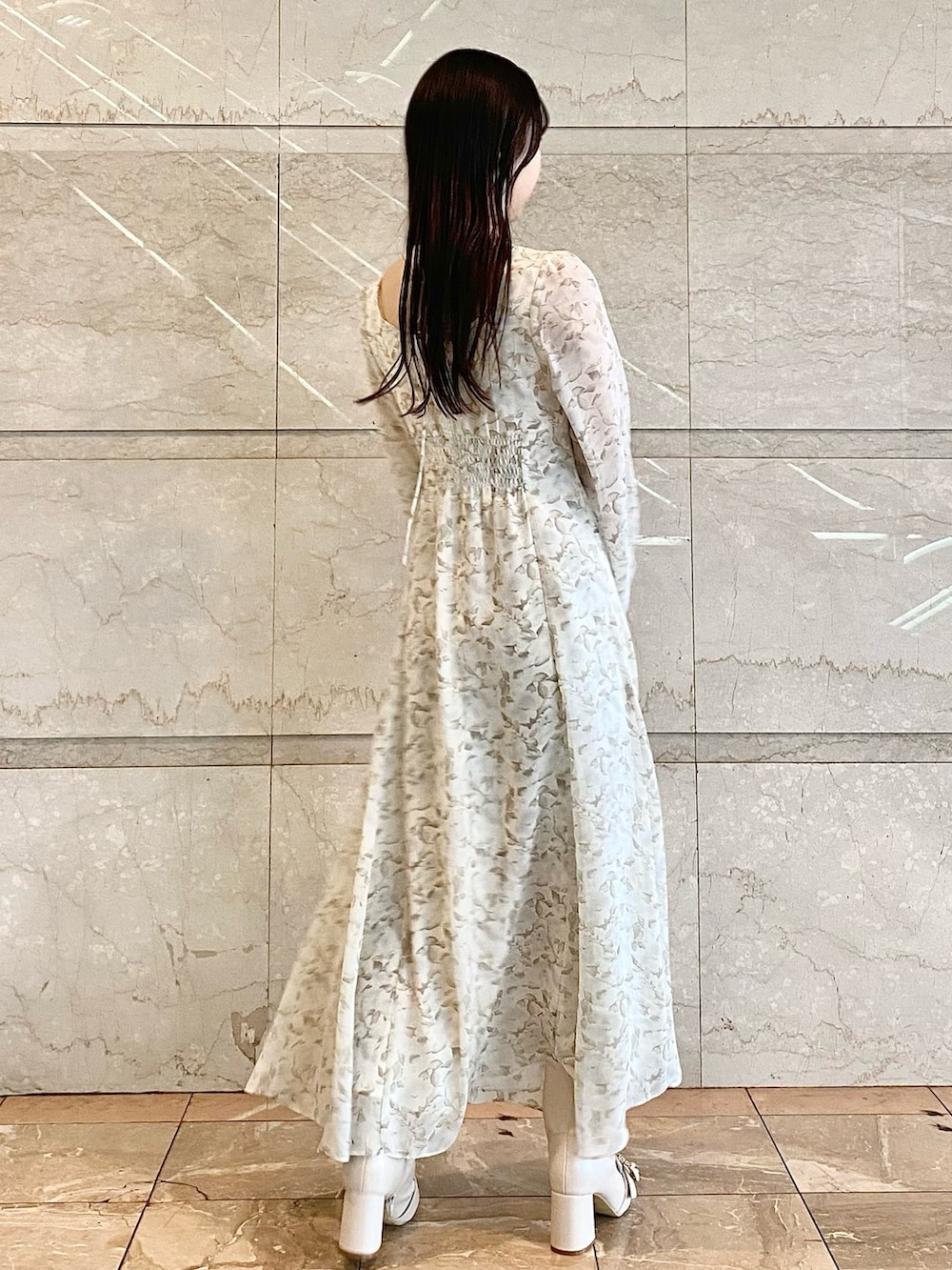 ホワイト系のワンピース、ホワイト系のブーツを着用したレディースの冬コーディネートの5枚目の写真