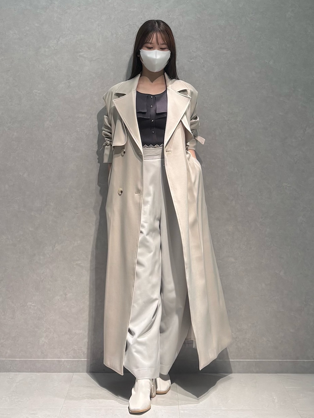 ベージュ系のその他パンツ、グレー系のニット/セーター、ベージュ系のトレンチコートを着用したレディースの冬コーディネートの2枚目の写真