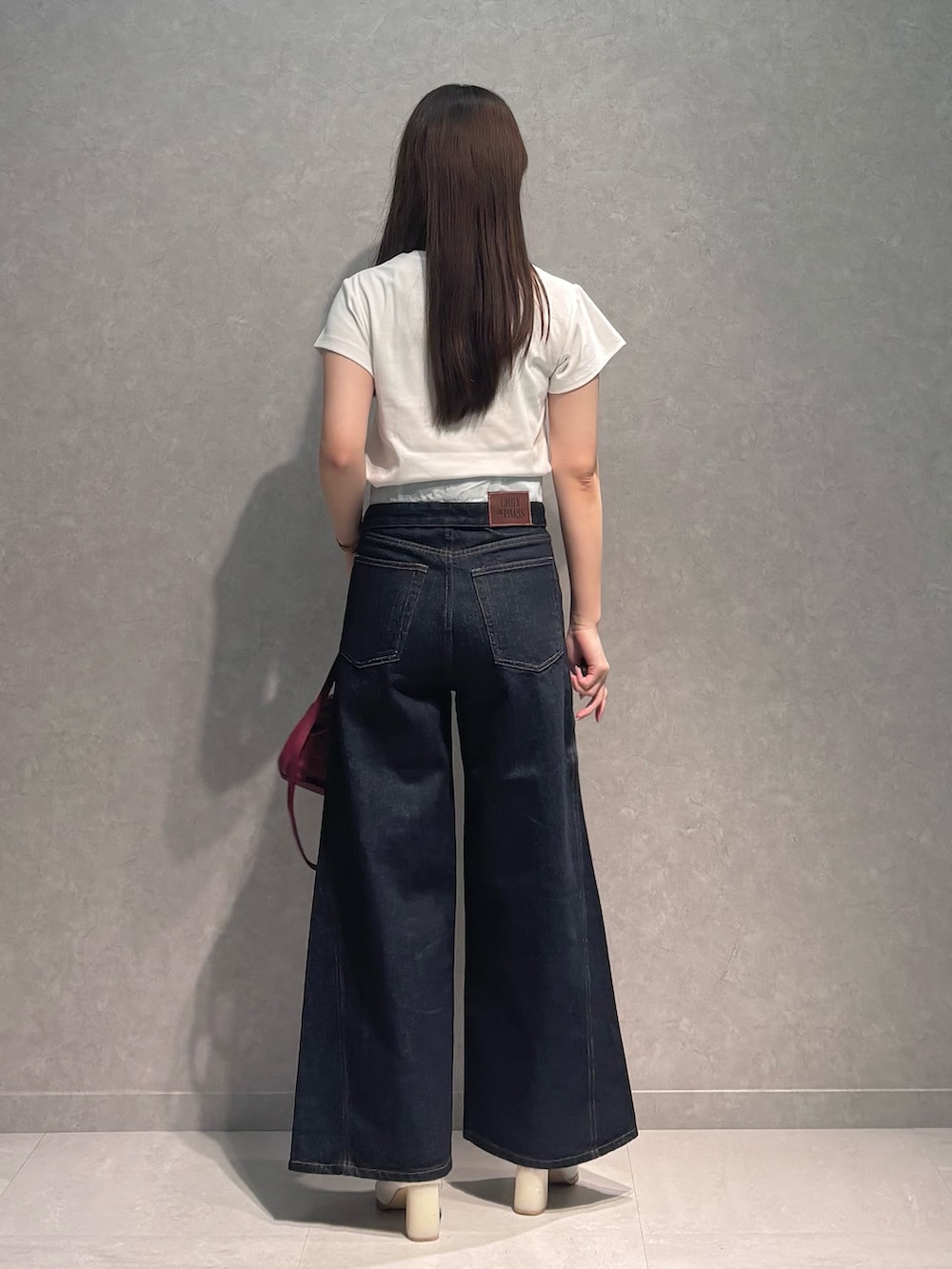 ブルー系のその他パンツ、ホワイト系のTシャツ/カットソー、レッド系のショルダーバッグを着用したレディースの春コーディネートの5枚目の写真