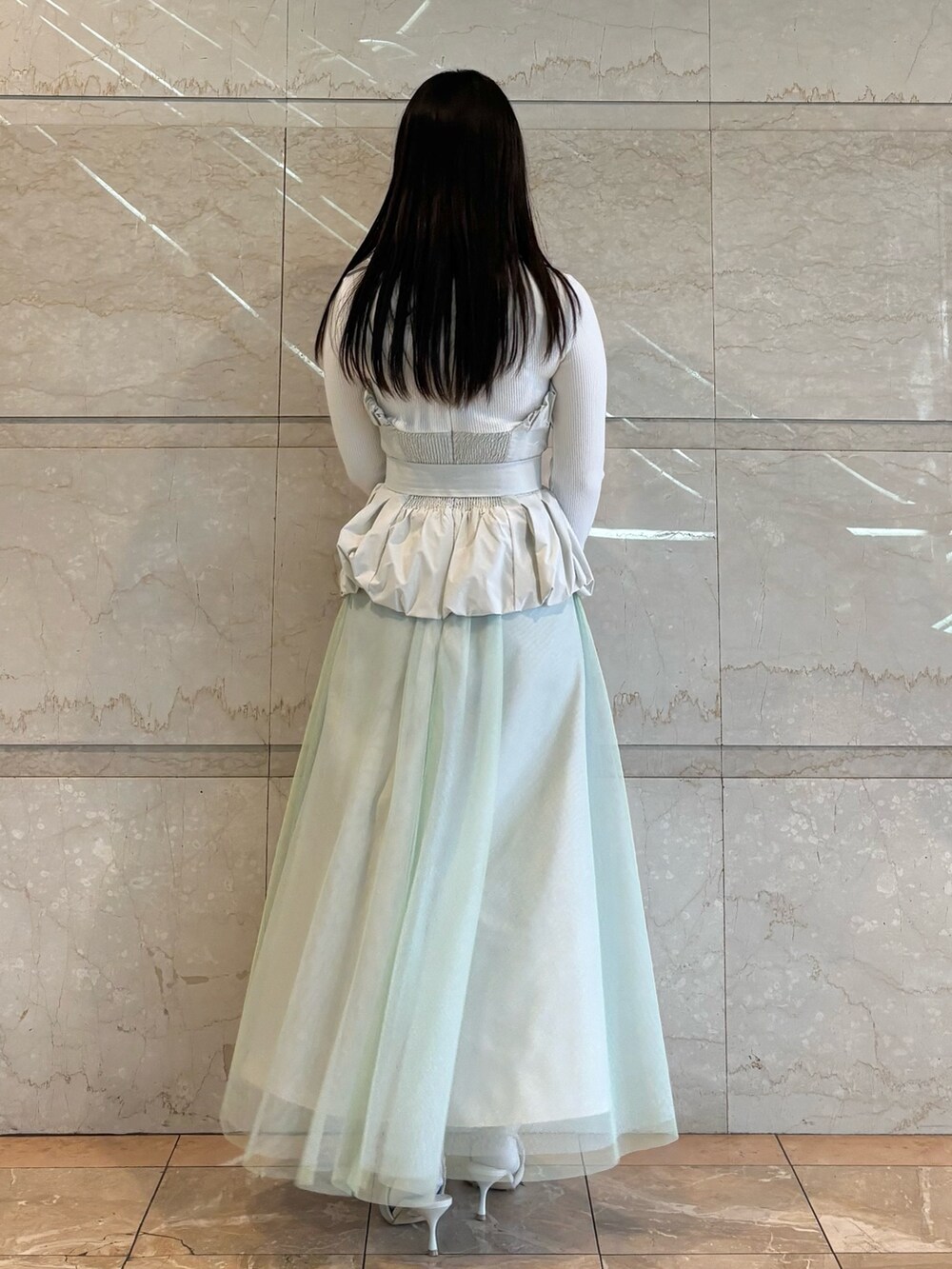 ホワイト系のワンピース、ホワイト系のパンプスを着用したレディースの冬コーディネートの4枚目の写真
