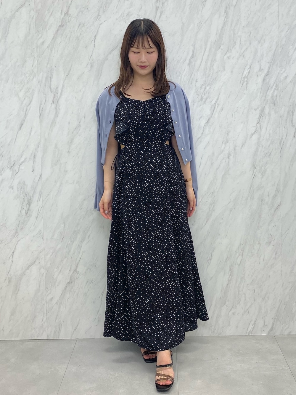 ブラック系のワンピース、ブルー系のカーディガン/ボレロ、ブラック系のサンダルを着用したレディースの夏コーディネートの3枚目の写真