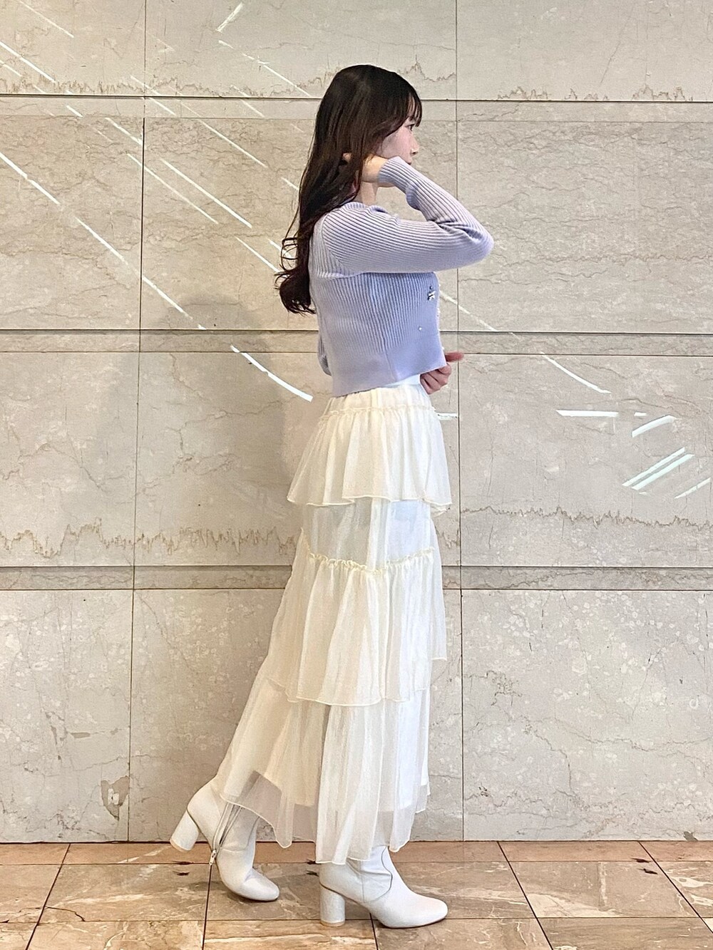 ブルー系のカーディガン/ボレロ、ホワイト系のスカート、ホワイト系のブーツを着用したレディースの冬コーディネートの5枚目の写真