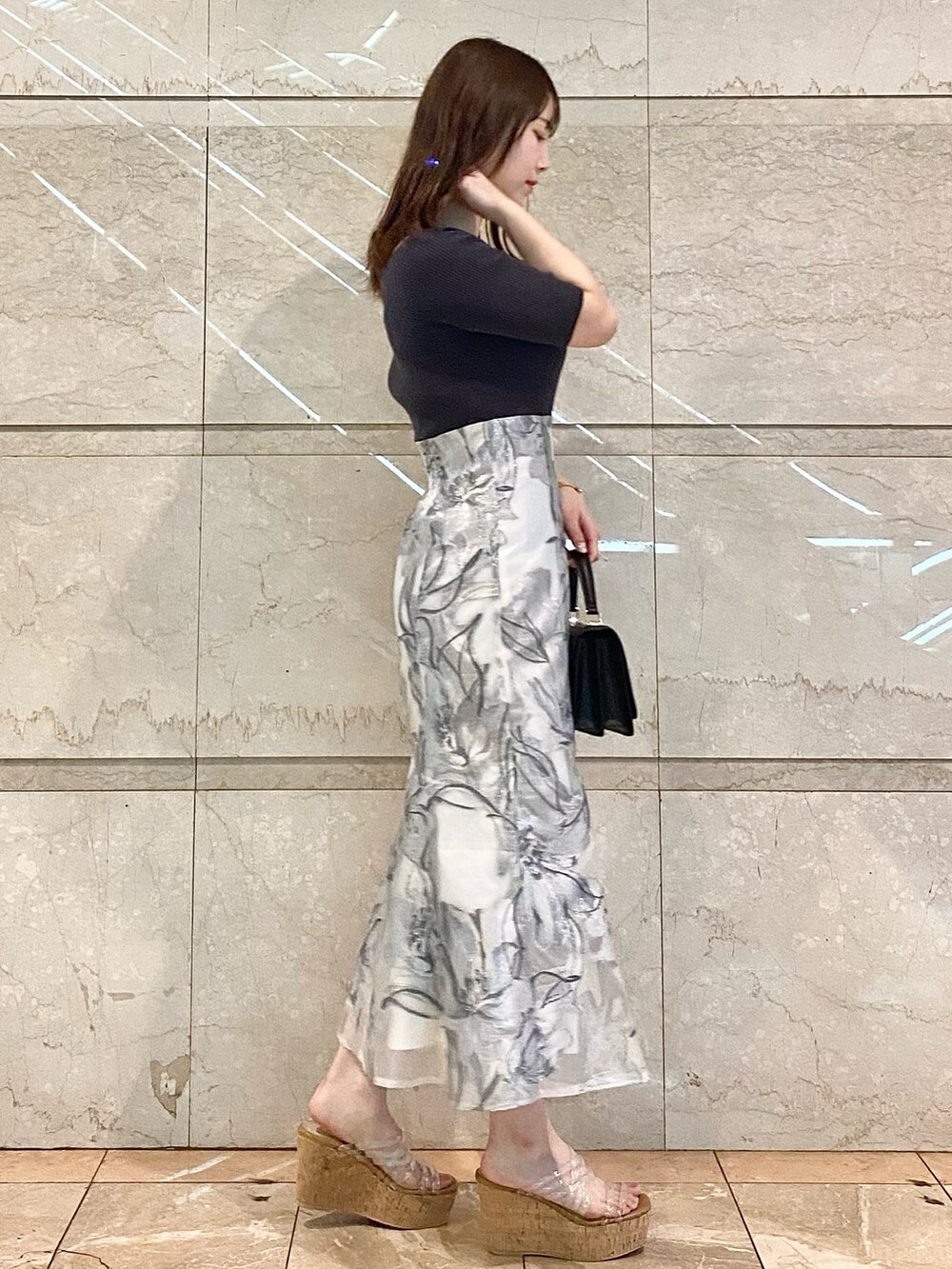 ホワイト系のショルダーバッグ、グレー系のワンピース、その他のサンダルを着用したレディースの春コーディネートの4枚目の写真