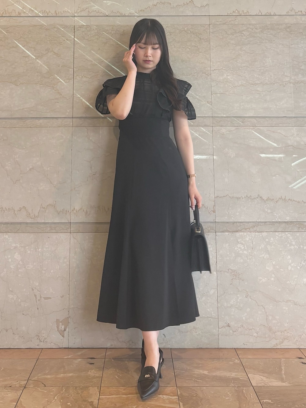 「MERCURYDUOのアコーディオンスクエアバッグ（ハンドバッグ、ブラック系）」を使った、NANAさん（レディース・155cm）の夏コーディネートの2枚目の写真