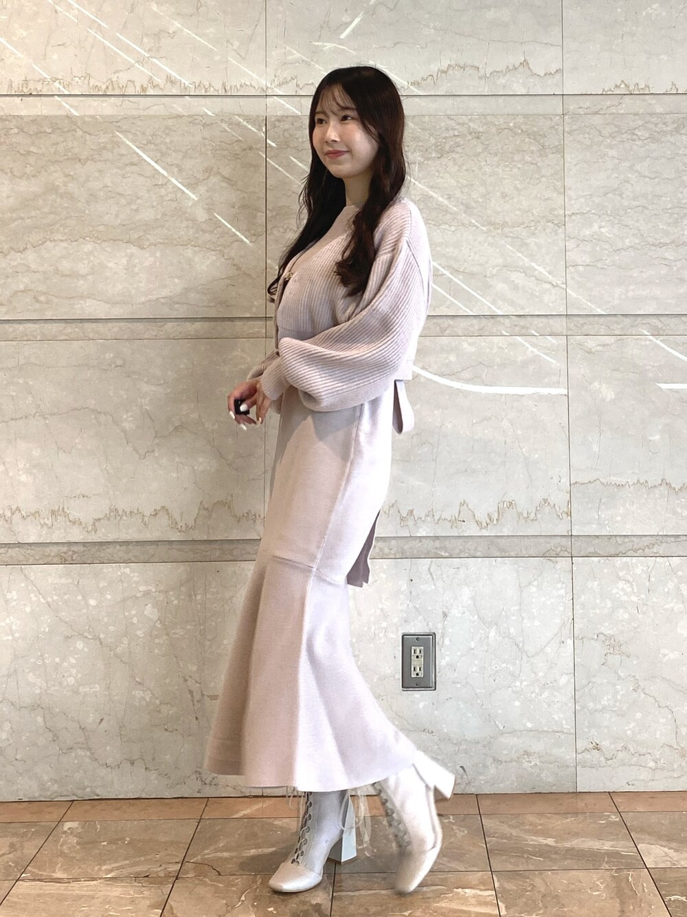 ピンク系のワンピース、ホワイト系のブーツを着用したレディースの秋コーディネートの6枚目の写真