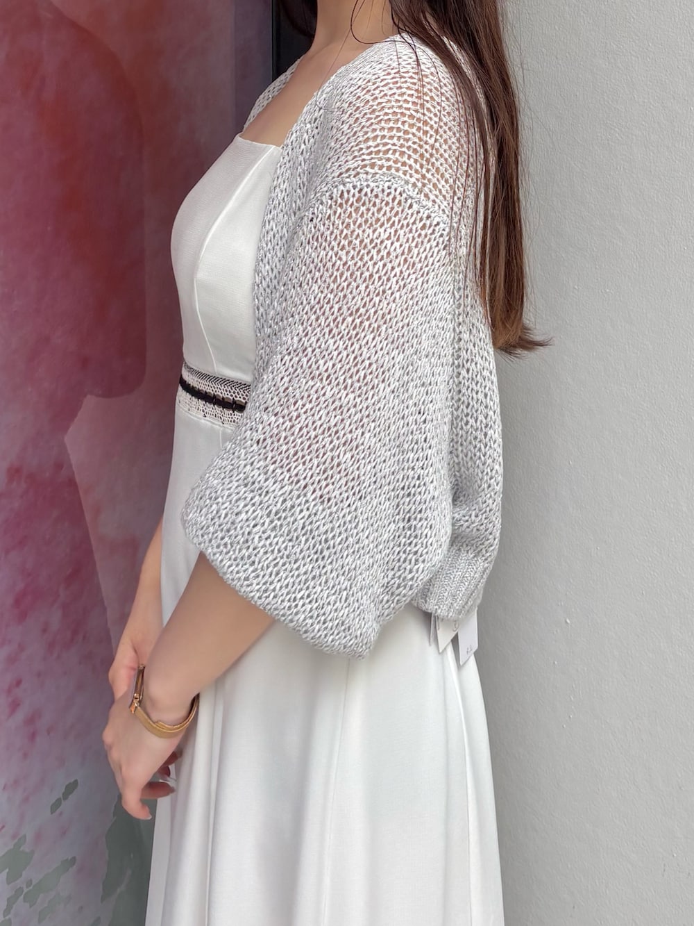 ホワイト系のワンピース、ホワイト系のサンダル、グレー系のカーディガン/ボレロを着用したレディースの夏コーディネートの6枚目の写真