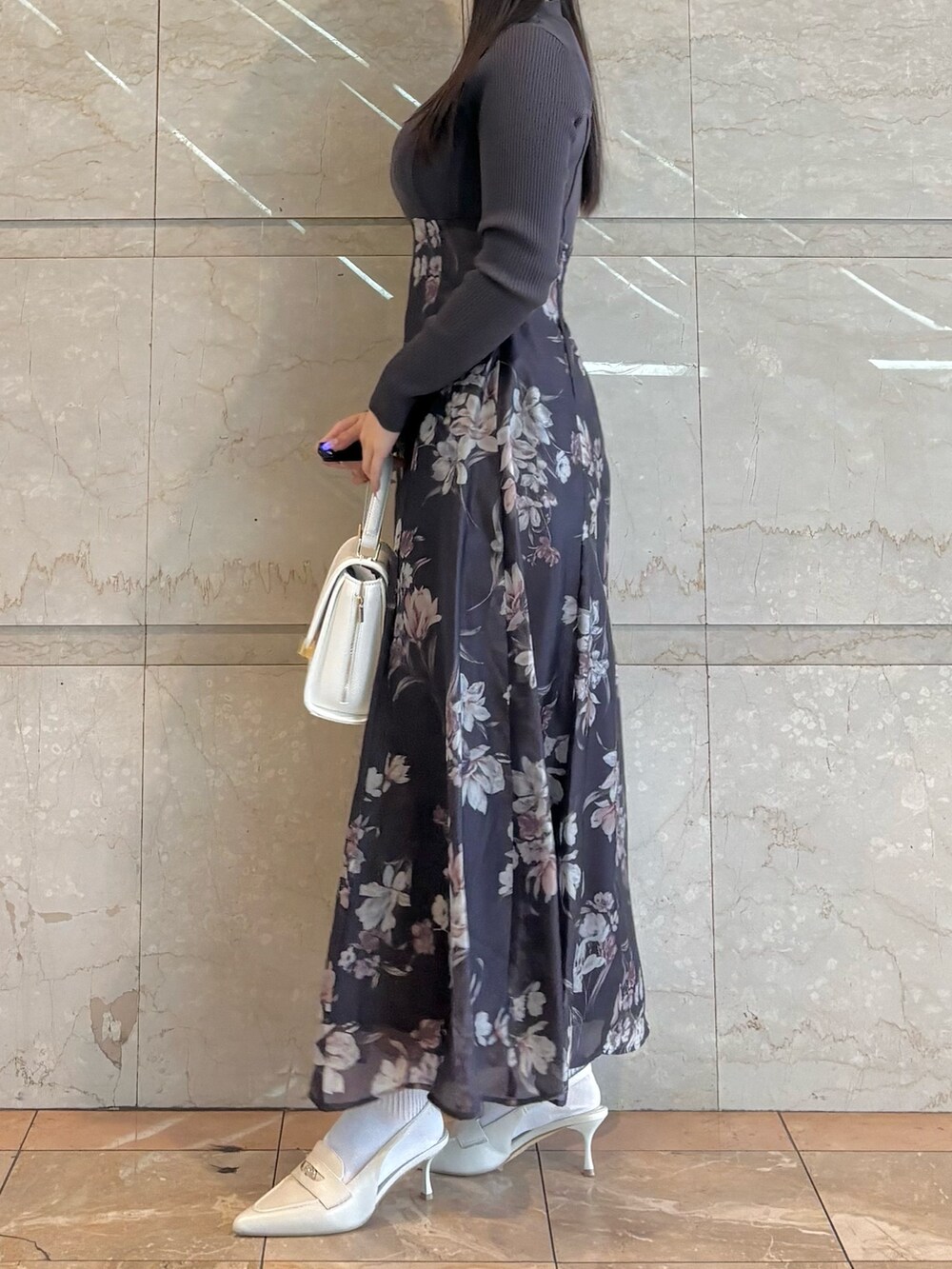 ホワイト系のハンドバッグ、ホワイト系のパンプス、グレー系のワンピースを着用したレディースの春コーディネートの4枚目の写真