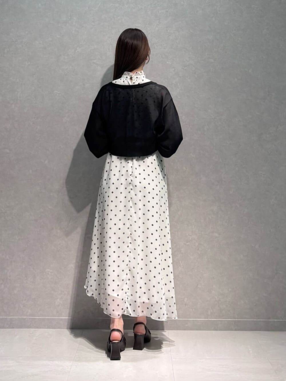 ブラウン系のパンプス、ホワイト系のワンピース、ブラック系のカーディガン/ボレロを着用したレディースの夏コーディネートの5枚目の写真