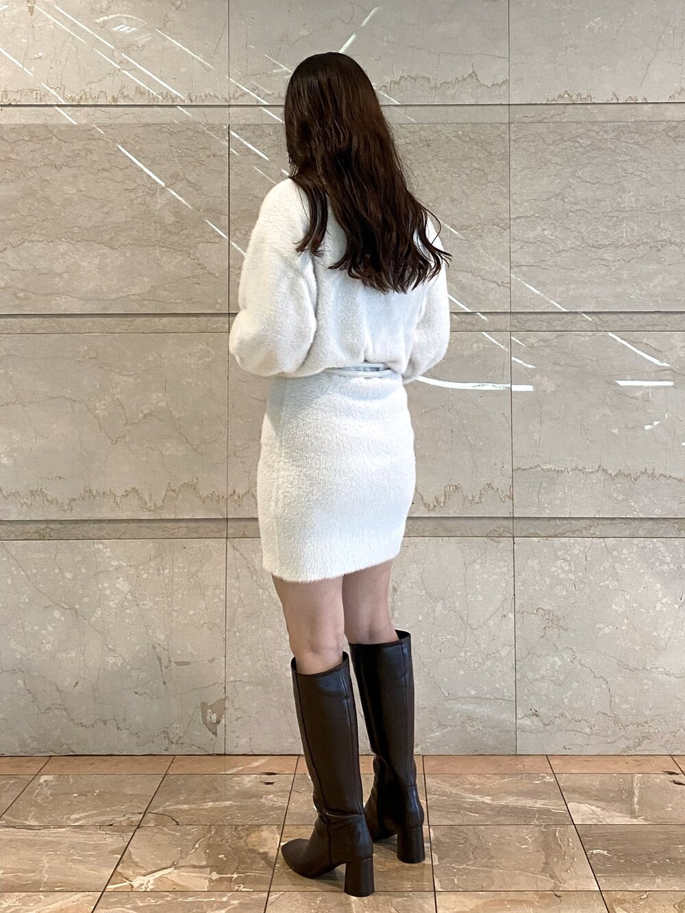 ホワイト系のワンピース、ブラウン系のブーツ、ホワイト系のベルトを着用したレディースの秋コーディネートの5枚目の写真