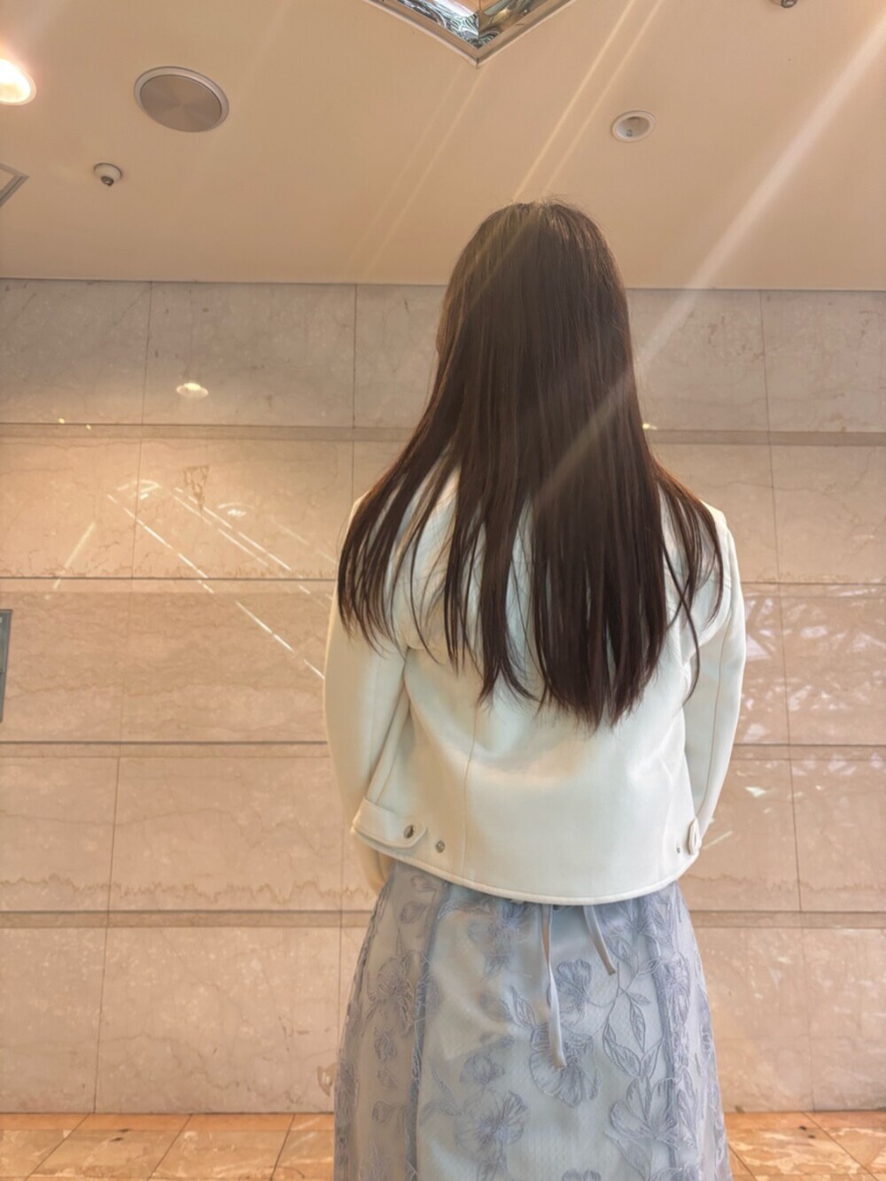 「春服コーデ、オトナカワイイ、ootd」｜「MERCURYDUOのラインフラワーバックレースアップ刺繍スカート（スカート、ブルー系）」を使った、NANAさん（レディース・155cm）の春コーディネートの5枚目の写真