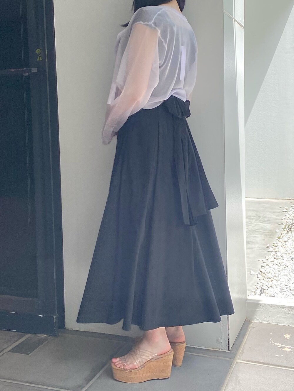 ブラック系のワンピース、その他のサンダル、パープル系のカーディガン/ボレロを着用したレディースの夏コーディネートの2枚目の写真