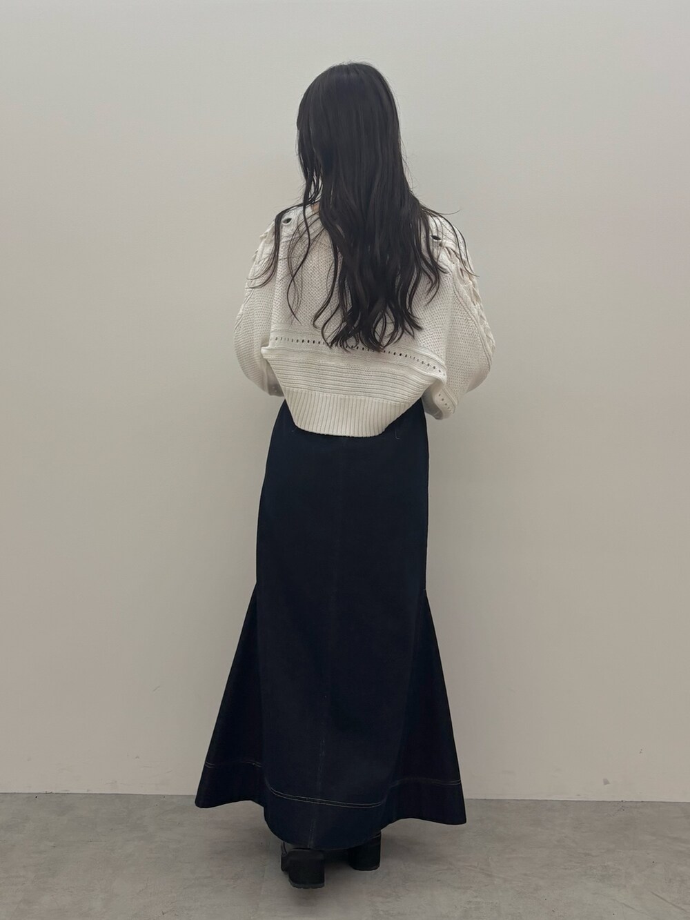 ブルー系のワンピース、ホワイト系のカーディガン/ボレロ、ブラック系のブーツを着用したレディースの夏コーディネートの4枚目の写真