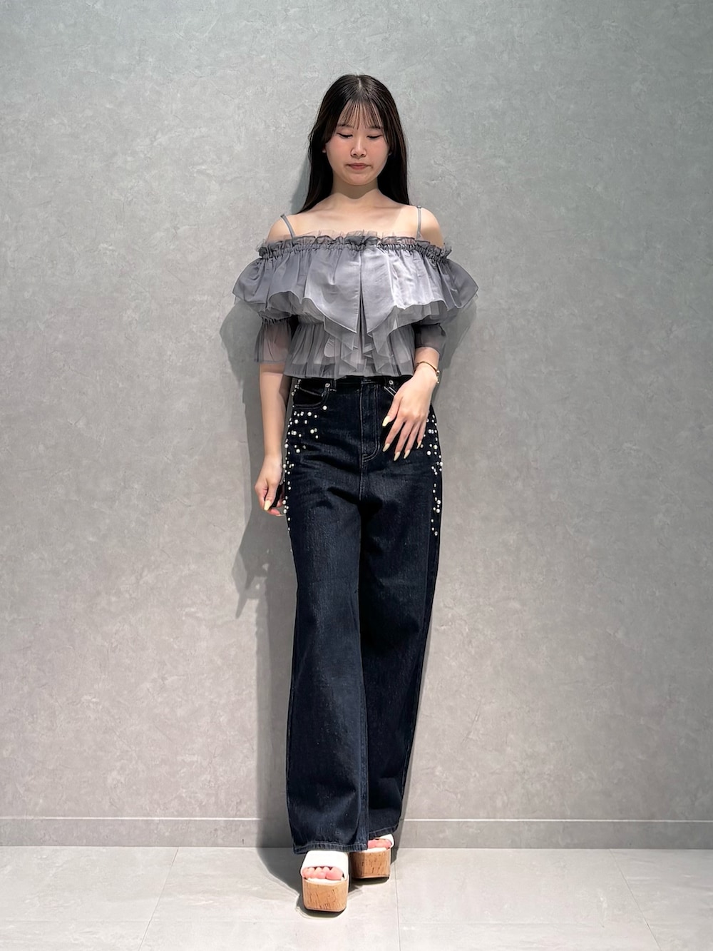 ブルー系のデニムパンツ、グレー系のシャツ/ブラウス、ホワイト系のサンダルを着用したレディースの夏コーディネートの3枚目の写真