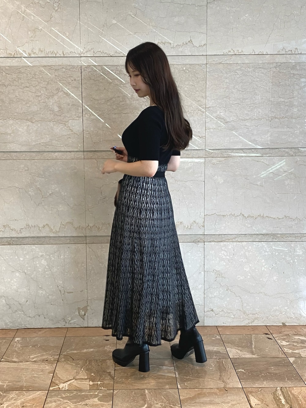 「MERCURYDUOのフェイクレザーミニトート（トートバッグ、ブラウン系）」を使った、NANAさん（レディース・155cm）の夏コーディネートの2枚目の写真