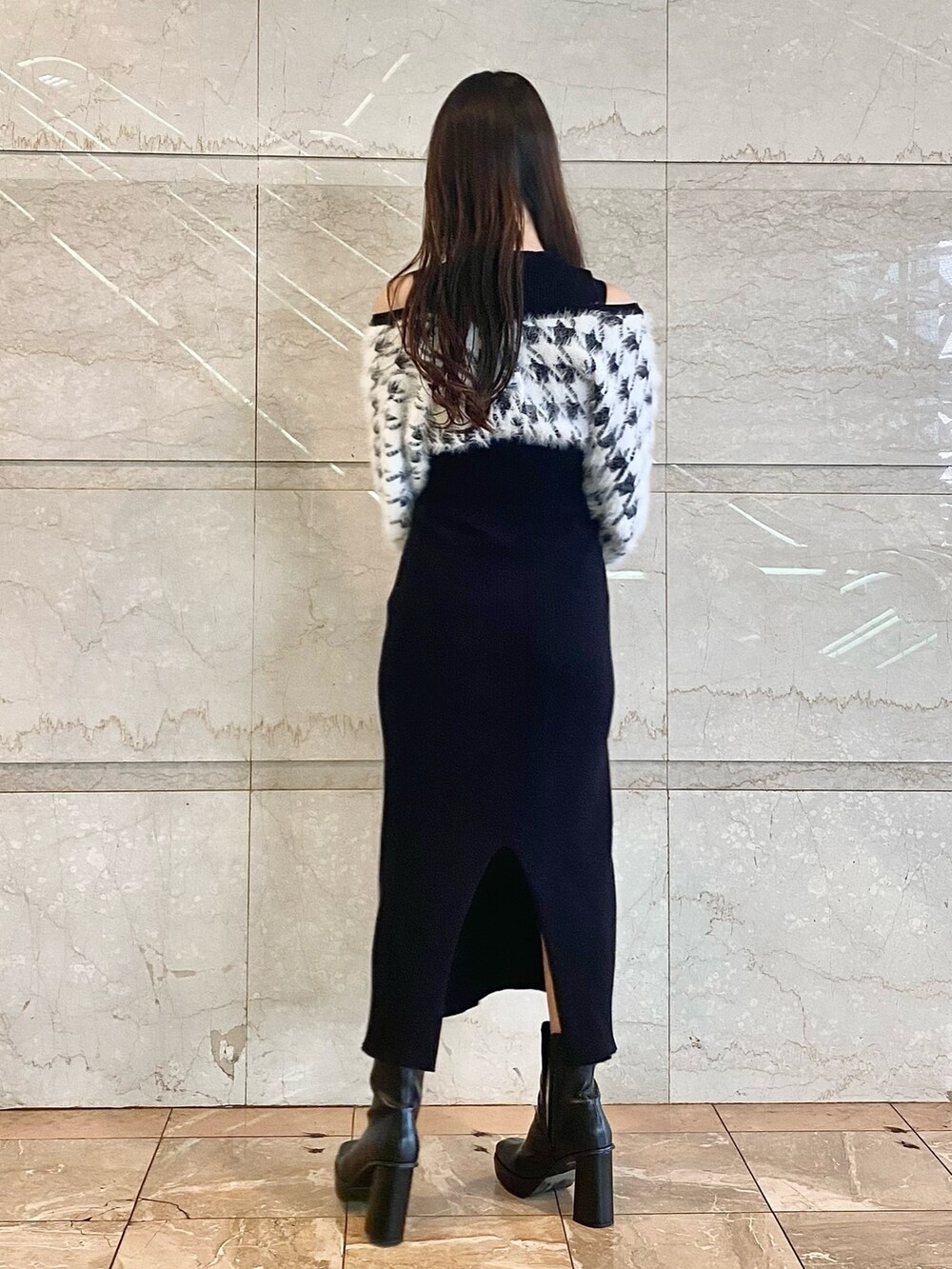 ブラック系のワンピース、ブラック系のブーツを着用したレディースの秋コーディネートの2枚目の写真