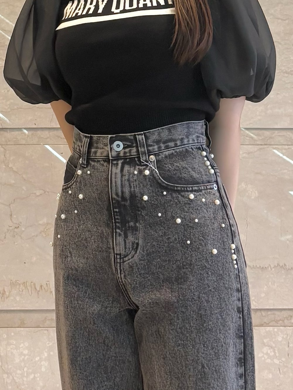 「MERCURYDUOのパールデニムパンツ（デニムパンツ、ブラック系）」を使った、NANAさん（レディース・155cm）の春コーディネートの6枚目の写真
