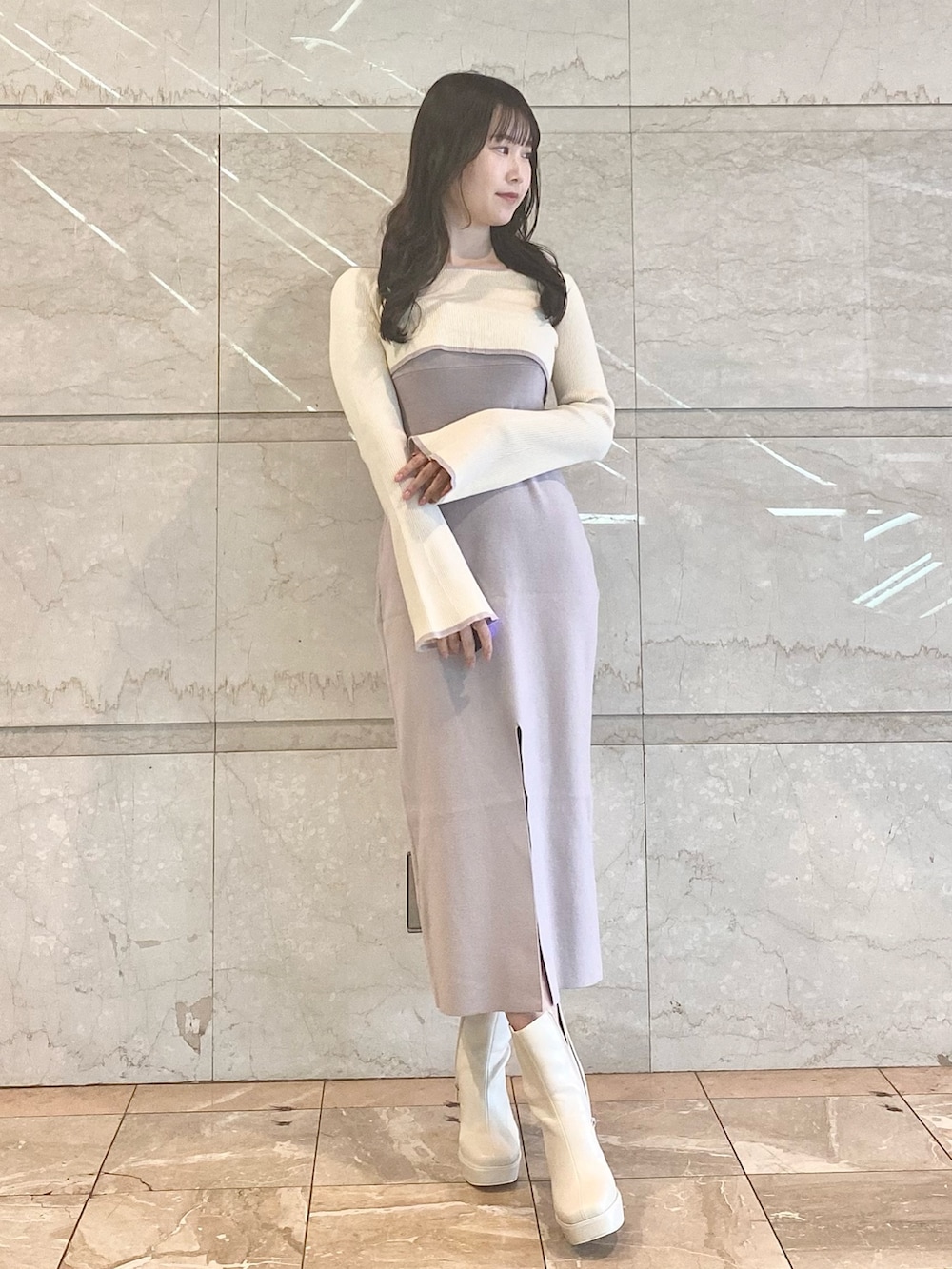 ピンク系のワンピース、ホワイト系のブーツを着用したレディースの冬コーディネートの5枚目の写真