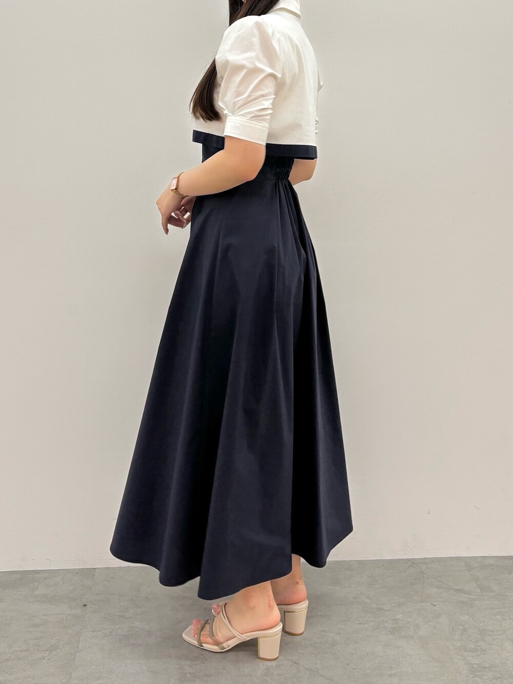 ブルー系のワンピース、ホワイト系のサンダルを着用したレディースの夏コーディネートの4枚目の写真