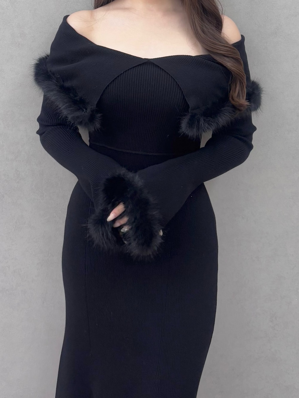 ブラック系のワンピース、ブラック系のブーツを着用したレディースの冬コーディネートの6枚目の写真