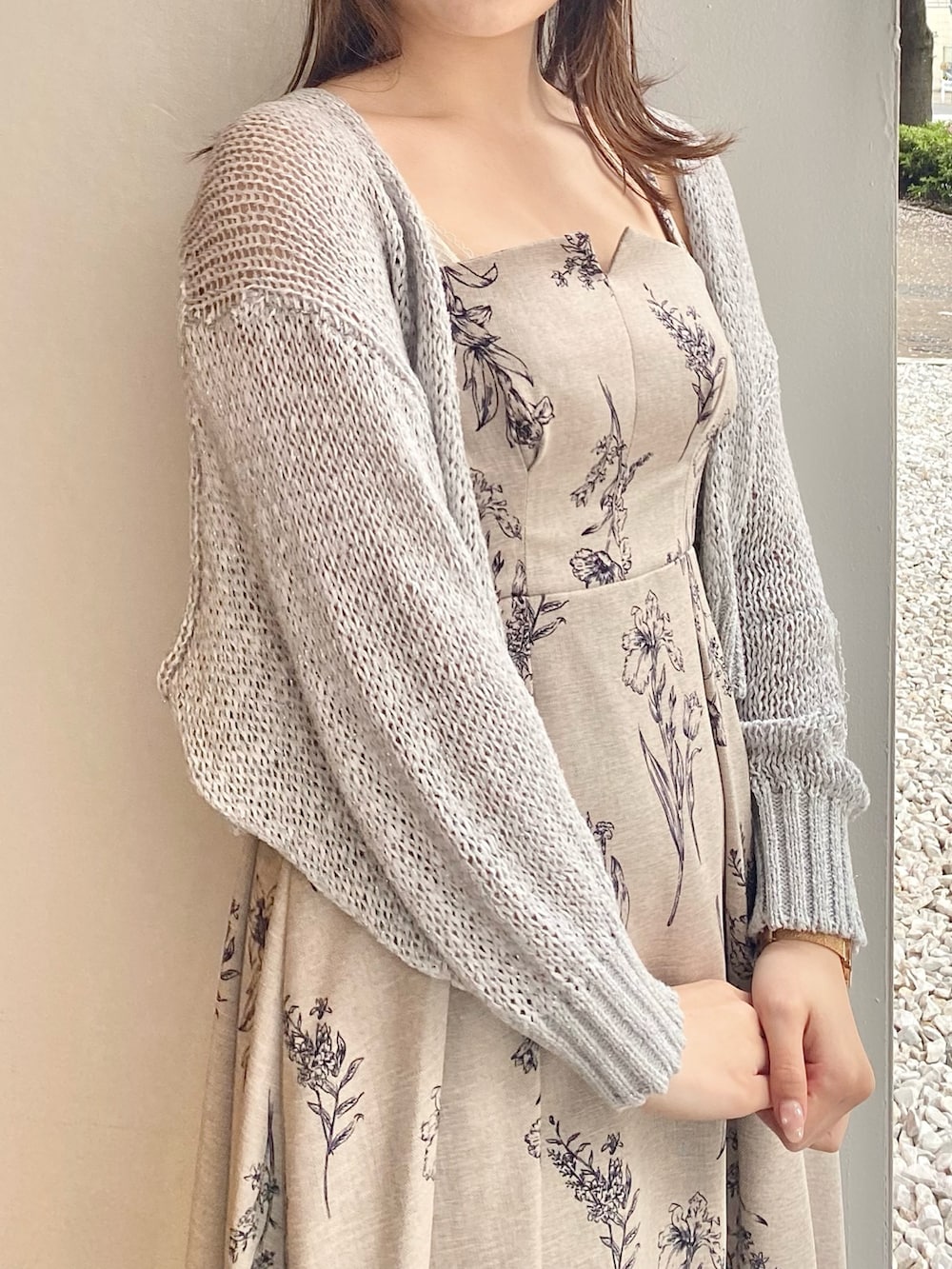 その他のワンピース、グレー系のサンダル、グレー系のカーディガン/ボレロを着用したレディースの春コーディネートの6枚目の写真