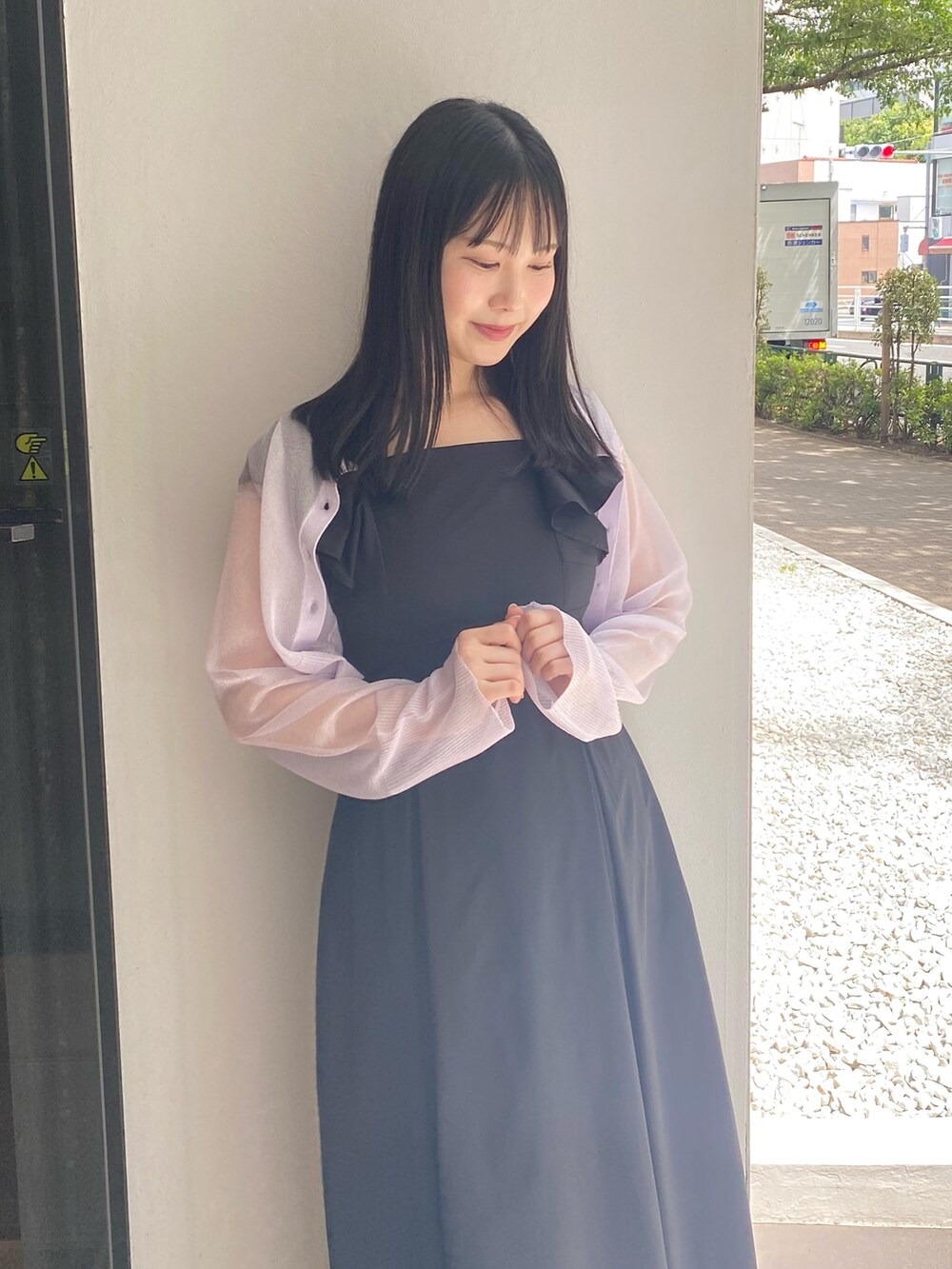 ブラック系のワンピース、その他のサンダル、パープル系のカーディガン/ボレロを着用したレディースの夏コーディネートの4枚目の写真