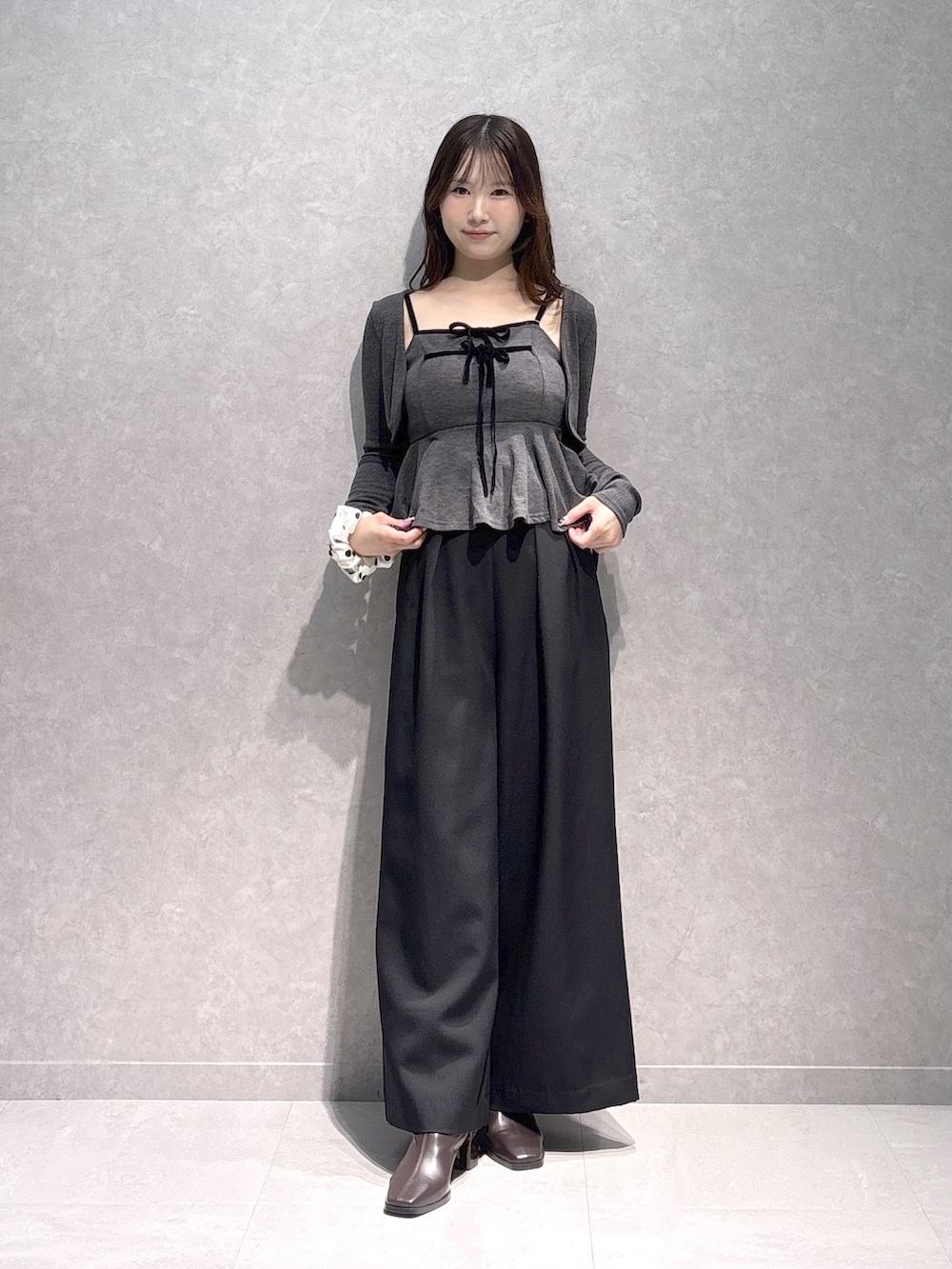ブラック系のその他パンツ、グレー系のキャミソール、ブラウン系のブーツを着用したレディースの秋コーディネートの2枚目の写真