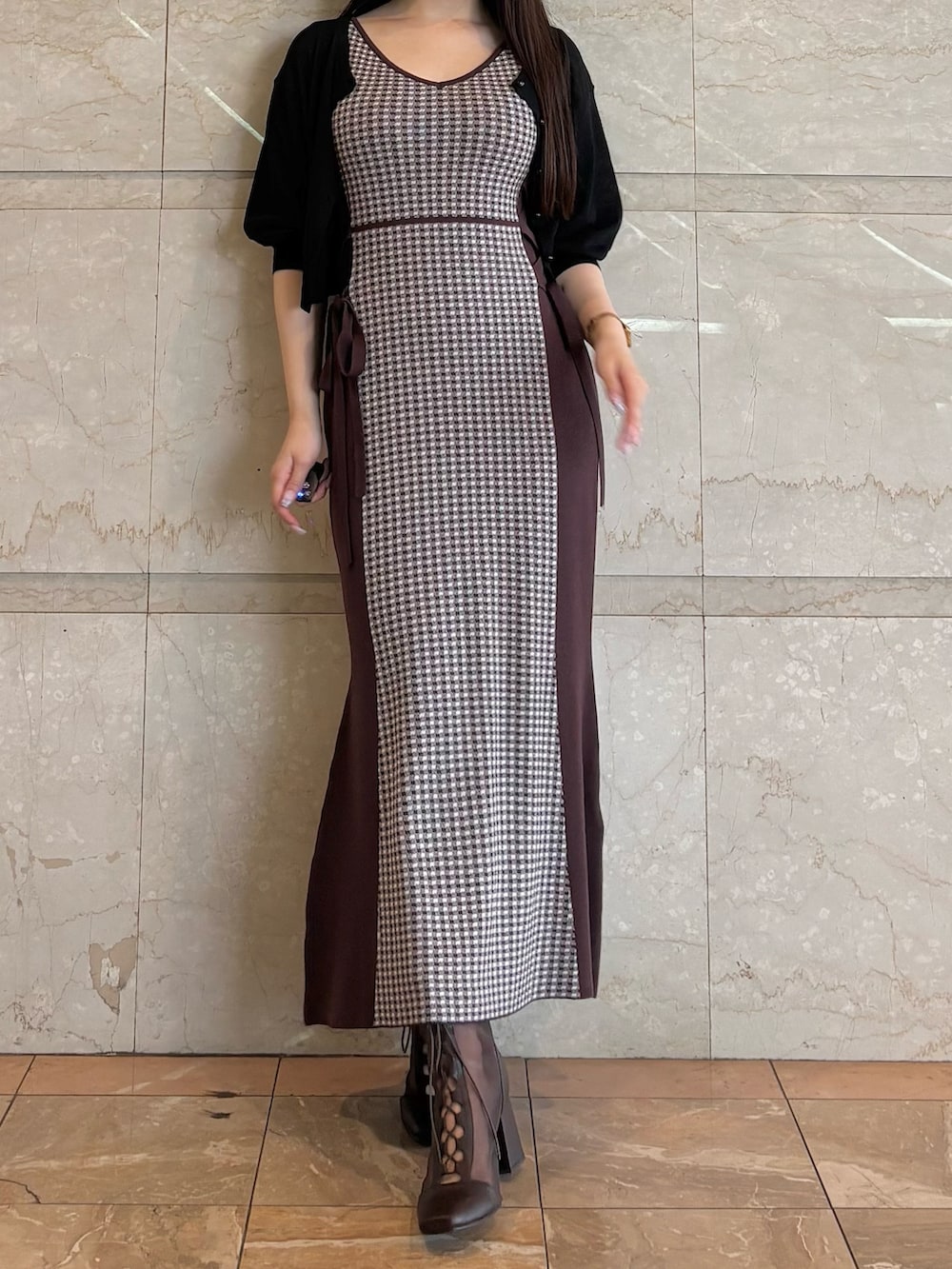 ブラウン系のワンピース、ブラウン系のブーツ、ブラック系のカーディガン/ボレロを着用したレディースの夏コーディネートの5枚目の写真