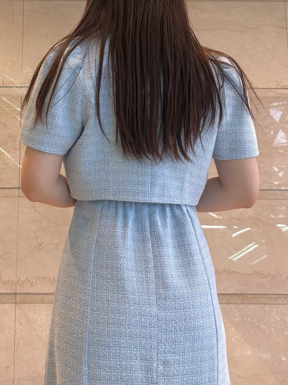 ブルー系のワンピース、ブルー系のその他アウター、シルバー系のパンプスを着用したレディースの春コーディネートの4枚目の写真