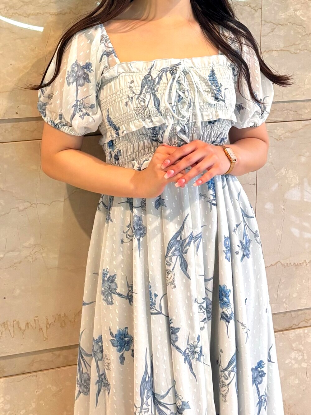 その他のサンダル、グレー系のワンピースを着用したレディースの春コーディネートの7枚目の写真